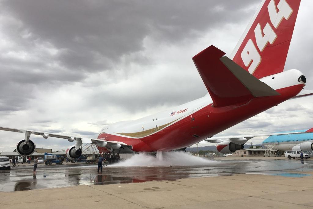 Мегамашины: пассажирский Boeing-747 переделали в противопожарный самолет
